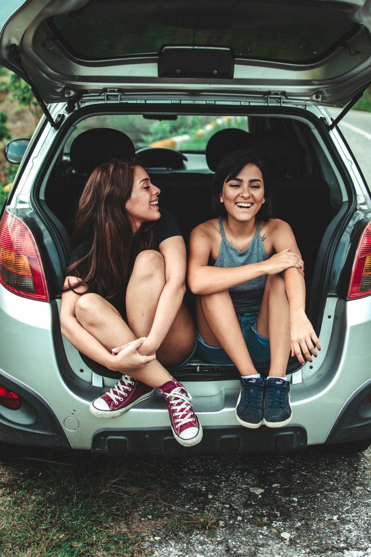 Dos amigas viajando en auto
